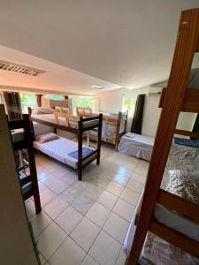 Ένα ή περισσότερα κρεβάτια σε δωμάτιο στο La Casita Hostel Praia do Forte Bahia