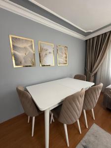 Posezení v ubytování Modern 3-BR Apt w AC & Elevator, Near Metro