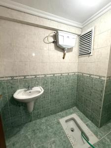 Koupelna v ubytování Modern 3-BR Apt w AC & Elevator, Near Metro + 9 fotografií