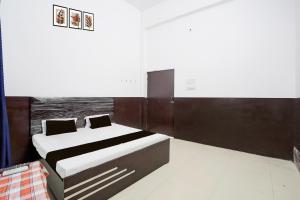 a bedroom with a bed in a room at HOTEL O SP GRAND Sidhauli in Mahmūdābād