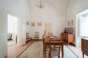 jadalnia ze stołem i krzesłami w obiekcie Villa Galluccio with swimming pool w mieście Galatina