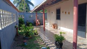 a patio with plants in front of a house at casa em salinopolis in Salinópolis