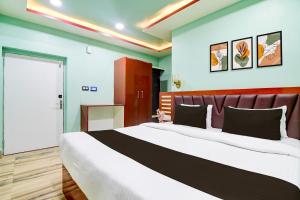 a bedroom with a large bed in a room at Hotel O GALAXY in Jagatpur
