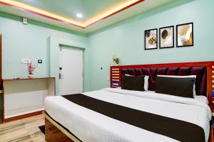 a bedroom with a large bed in a room at Hotel O GALAXY in Jagatpur