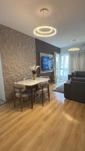 a living room with a table and a couch at شقة داخل كمبواند Kayan grand haightsرقم هاتف صفر صفر اتنين صفر واحد واحد صفر اتنين اربعه ثلاثه صفر 222 in 6th Of October
