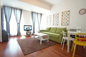 ein Wohnzimmer mit einer grünen Couch und einem Tisch in der Unterkunft Mosilor Apartments in Bukarest