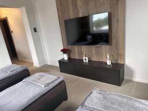 TV a/nebo společenská místnost v ubytování Apartamenty Witnica