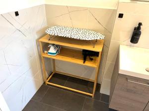 a small bathroom with a shelf in the shower at Charmante Altbauwohnung im Herzen von Rastatt kostenloser Parkplatz in Rastatt