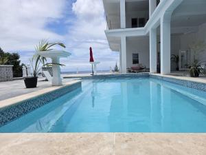 SalemRoyal - Chez Mango Villa的别墅前的游泳池