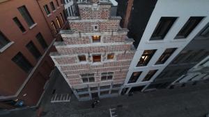 Draufsicht auf ein hohes Backsteingebäude in der Unterkunft Dolfijn Hostel in Antwerpen
