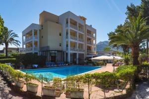 Bazén v ubytování Hotel Conchiglia d'Oro nebo v jeho okolí