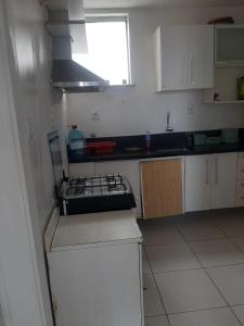una cucina con piano cottura e una finestra di Edifício Paes de Carvalho cop 30 a Belém