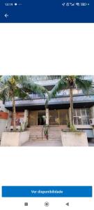 due palme di fronte a un edificio di Edifício Paes de Carvalho cop 30 a Belém
