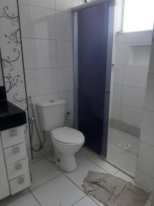 un bagno con wc e box doccia di Edifício Paes de Carvalho cop 30 a Belém