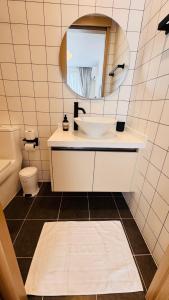 カマラビーチにあるBeautiful Sea 1BR apart A6の洗面台と鏡のあるバスルーム