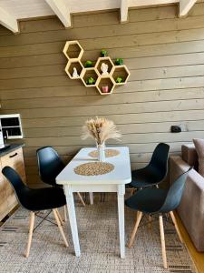 Котедж Royal place في Krivorovnya: طاولة بيضاء وكراسي في غرفة