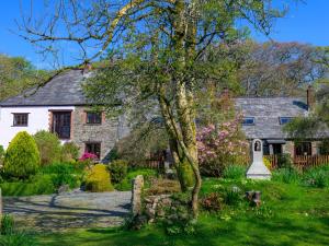 an old stone house with a grave yard at Beech Cottage in Launceston