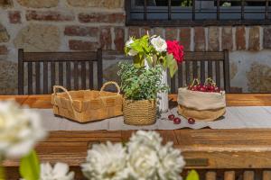 a table with two baskets and a vase with flowers at Scappo in Umbria, casale della quiete in Montecchio