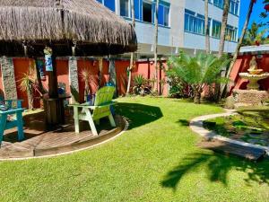 a yard with a chair and a building at Pousada Villa Caiobá in Matinhos