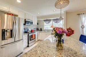 Fotografie z fotogalerie ubytování 7 Mi to National Harbor Pet-Friendly Family Home v destinaci Fort Washington