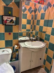 Bilik mandi di Grand studio à 12 minutes en voiture de Disney