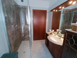 un baño con ducha y lavabo en Barbara House, en Tribiano 20 fotos más