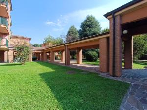 una vista exterior de un edificio con césped verde en Barbara House, en Tribiano