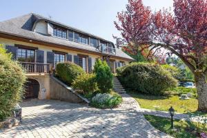 een huis met een stenen oprit ervoor bij Beautiful Lake Annecy Villa in Menthon-Saint-Bernard