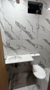 パラウアペバスにあるApartamento no Centro da Cidadeの洗面台とトイレ付きのバスルーム +11枚の写真