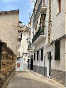 an empty alley in a city with buildings at Alojamiento el Campanario in Cazorla