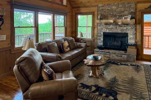 Χώρος καθιστικού στο Bougie Bear Cabin