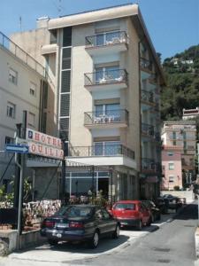 un coche aparcado frente a un edificio en una calle en Hotel Aquilia, en Laigueglia