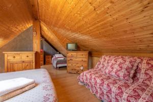 een kamer met een bed en een bank in een hut bij Beautiful Lake Annecy Villa in Menthon-Saint-Bernard +62 foto's