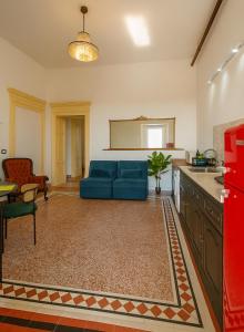 ein Wohnzimmer mit einem blauen Sofa in einem Zimmer in der Unterkunft HERITAGE HOUSE City Center -ENTIRE APARTMENT- in Pescara