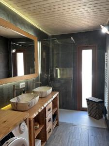 ein Badezimmer mit zwei Waschbecken und einem großen Spiegel in der Unterkunft Casa da Tapada Santo Antonio in Branda de Santo António + 20 Fotos