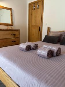 2 Einzelbetten in einem Schlafzimmer mit Spiegel in der Unterkunft Casa da Tapada Santo Antonio in Branda de Santo António