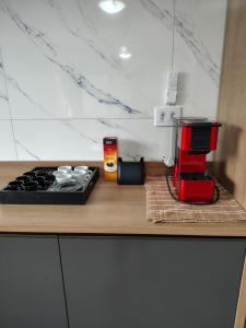 eine Küchenarbeitsplatte mit Herd und Kaffeemaschine in der Unterkunft Casa do Sol III in Peruíbe