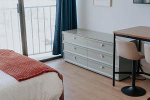 1 dormitorio con escritorio, vestidor y cama en Downtown Cozy Vista DT Gym Free Parking, en Salt Lake City 23 fotos más