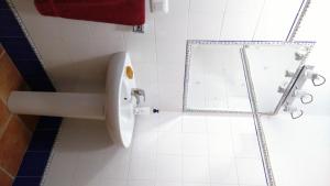 ein Bad mit einem Urinal an der Wand in der Unterkunft Un balcón al Guadalquivir in Hornos