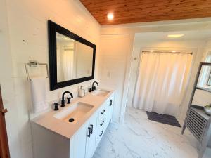 ein Badezimmer mit Waschbecken und Spiegel in der Unterkunft Thanu Shack in Tobermory + 108 Fotos