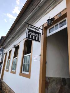 a sign on the side of a building at República Acrópole in Ouro Preto
