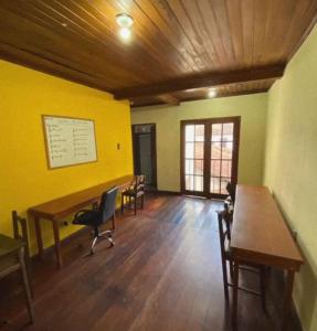 an office with desks and chairs and a yellow wall at República Acrópole in Ouro Preto