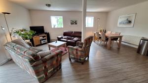 ein Wohnzimmer mit 2 Sofas und einem Esszimmer in der Unterkunft UNESCO de Beemster, vakantiewoning in Noordbeemster