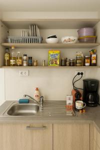 Kuchyň nebo kuchyňský kout v ubytování Emerald Design Near Syntagma New Year Fireworks