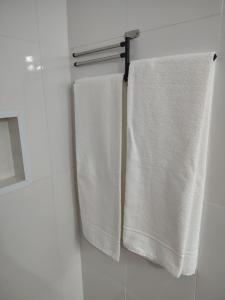 zwei Handtücher hängen auf einem Handtuchhalter im Bad in der Unterkunft Casa do Sol III in Peruíbe + 42 Fotos