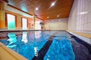 uma grande piscina interior com água azul em Landhotel Talblick em Neuweiler