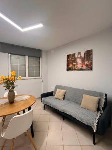 a living room with a couch and a table at Ήρεμο σπίτι casa puente in Stenón