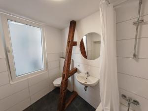 a bathroom with a sink and a mirror at Stadtmitte Apartment im historischen Viertel -100qm Wohnfläche & 30qm Dachterrasse in Schwäbisch Gmünd +13 photos