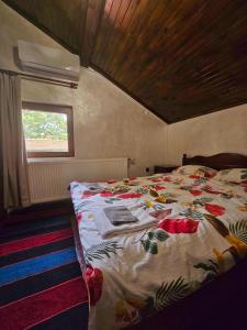 En eller flere senge i et værelse på Къща за гости Дядо Яни + 48 billeder