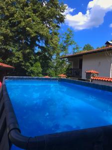 Swimmingpoolen hos eller tæt på Къща за гости Дядо Яни